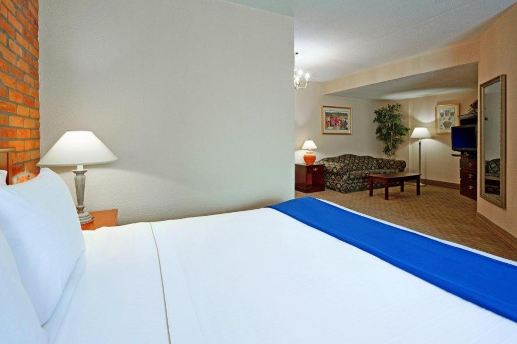 Holiday Inn Express Toronto East - Scarborough By Ihg Eksteriør billede